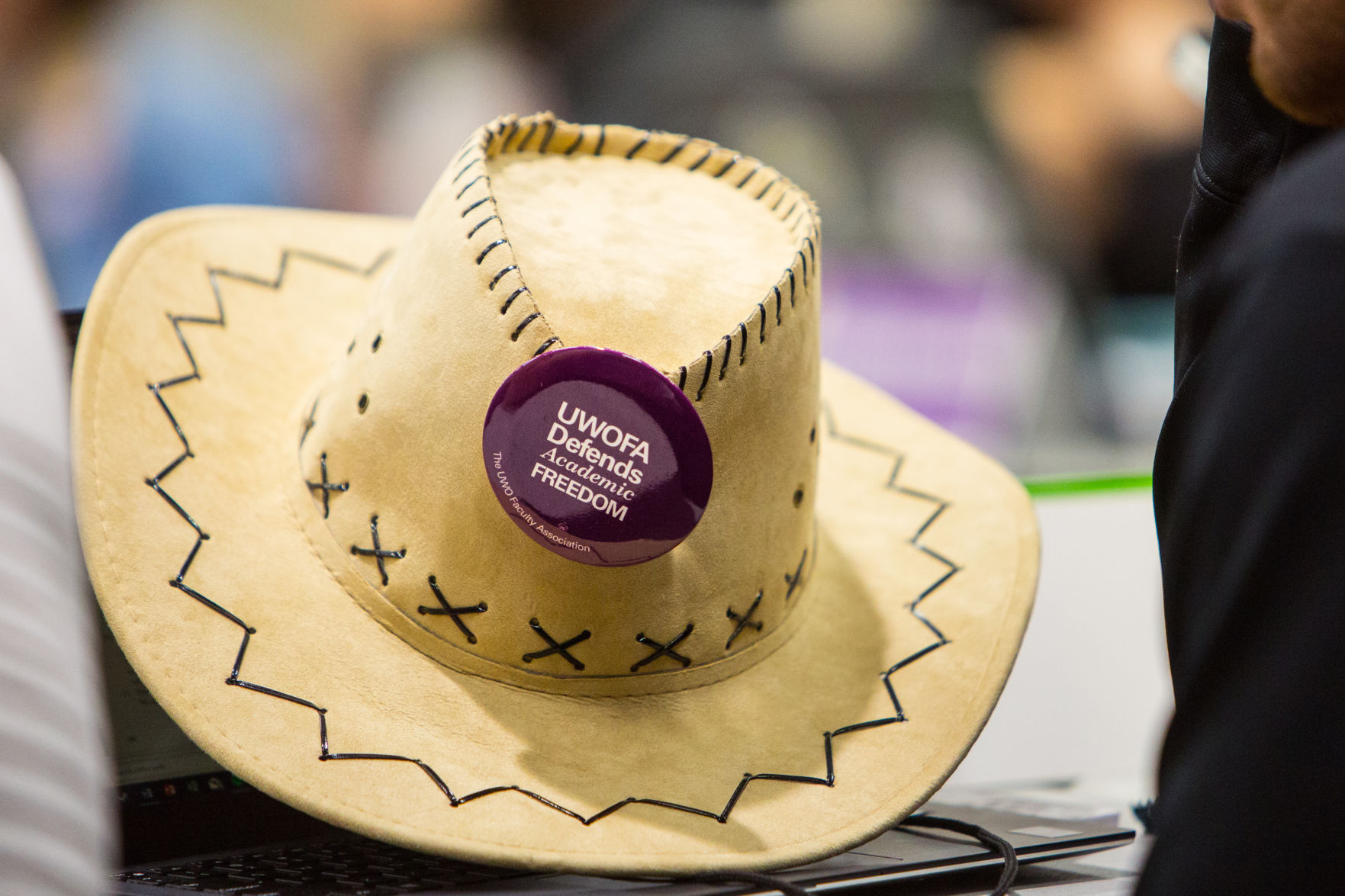 Pro-UWOFA button at council (Photo)